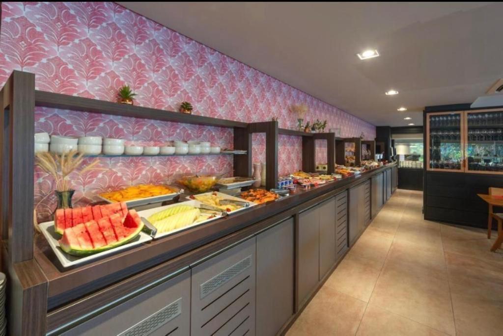 Hotel Laghetto Stilo Borges Gramado Exterior foto The buffet at the restaurant